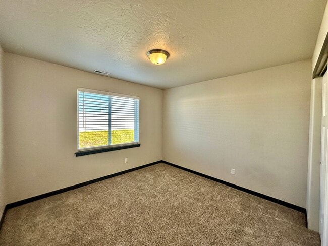 Building Photo - Modern 4 bedroom 2 bathroom home for rent ...