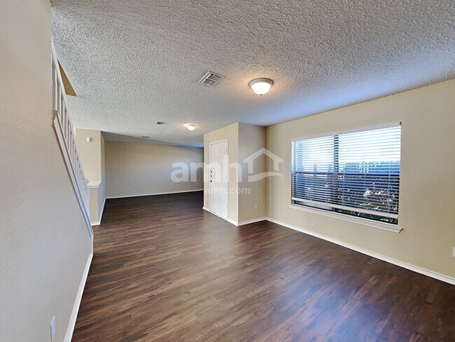 Building Photo - 304 Sandlewood Ln