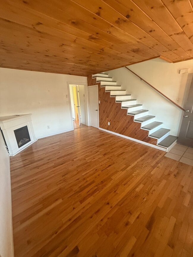 Building Photo - 228 Adams Ln