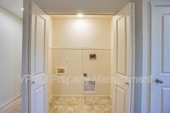 Building Photo - 2116 NE 115th Ct