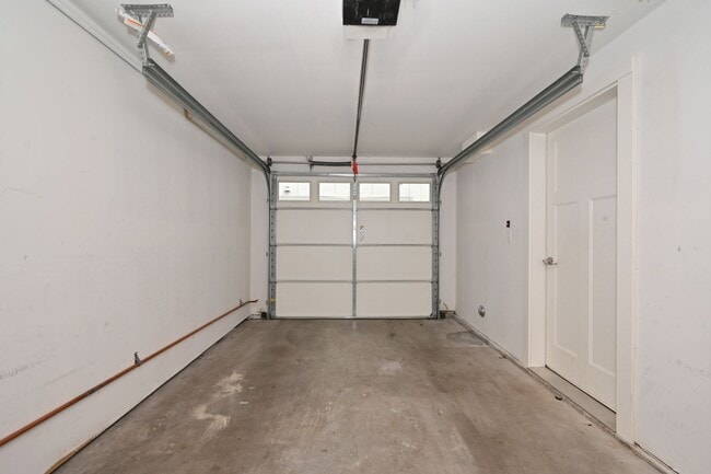 Building Photo - Modern & Spacious 2+ Bedroom/3.25 Bath Vie...