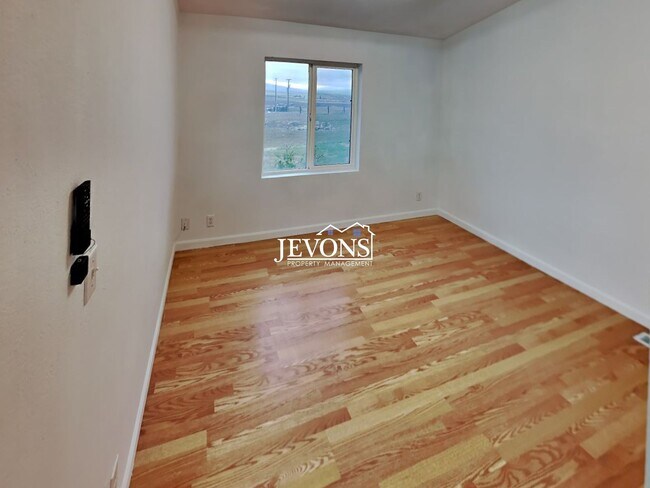 Building Photo - Comfortable Selah Residence with Open Living Space and Easy Commuter Access