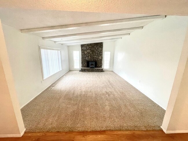 Building Photo - 3 Bedroom, 2 bath home in Sunset Village