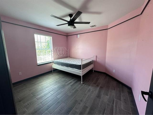 Building Photo - 204 Clearwood Dr