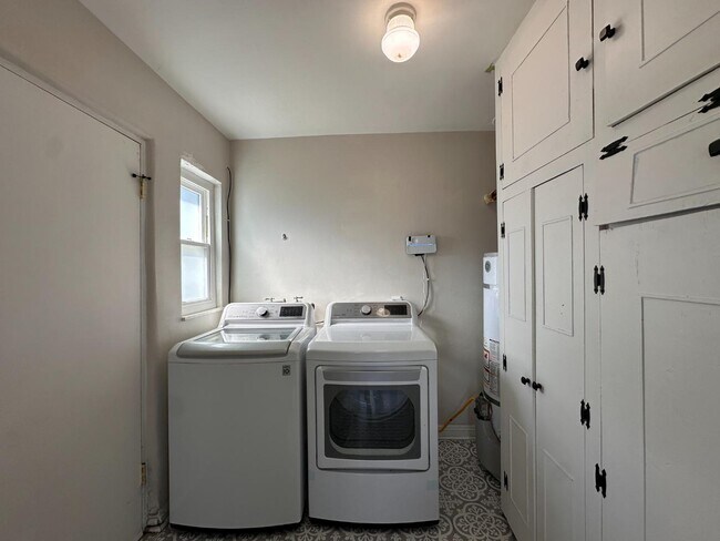 Building Photo - 445 1/2 E Puente St