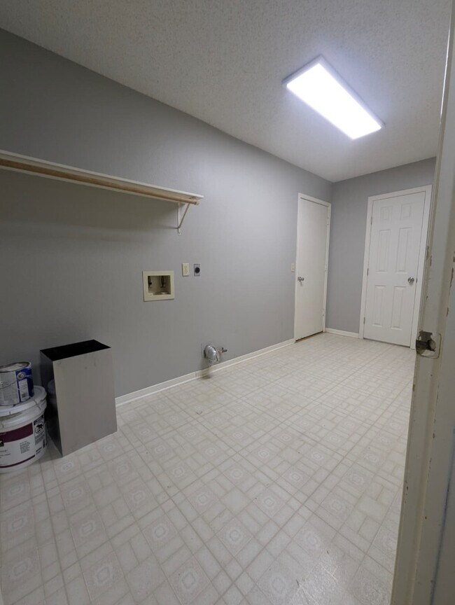 Building Photo - 827 Coral Tree Pl