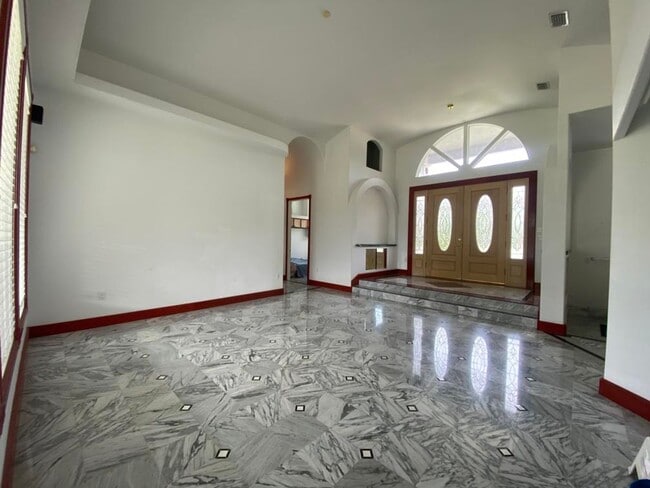 Building Photo - Spacious 3/2 with In-Law Suite