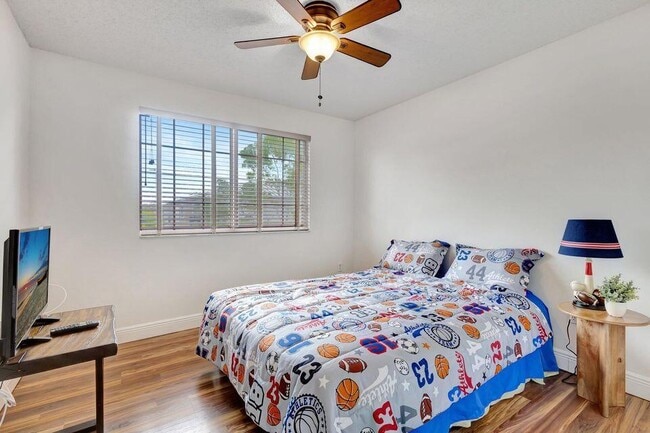 Building Photo - 1400 Crestwood Ct S