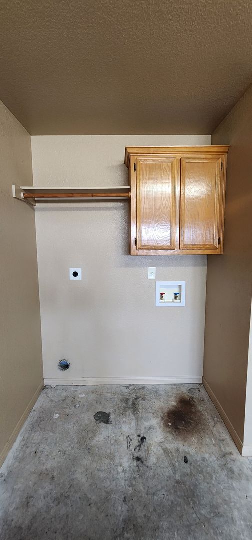Building Photo - 3 Bedroom 2 Bath off Clear Creek Viewable ...