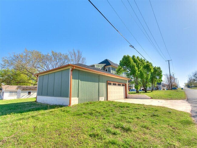 Building Photo - 801 N Ash St
