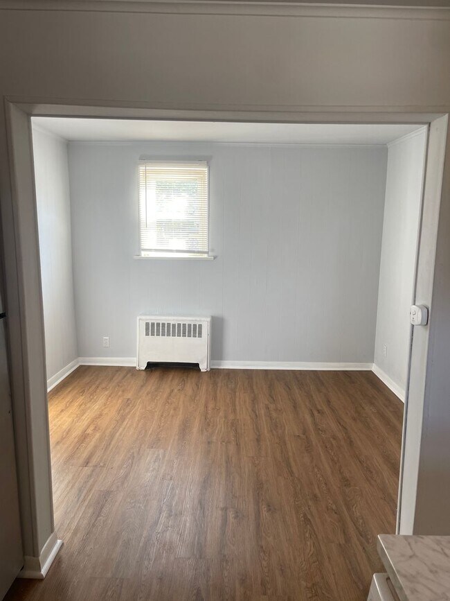 Building Photo - Aston 2 bed 1 bath apartment