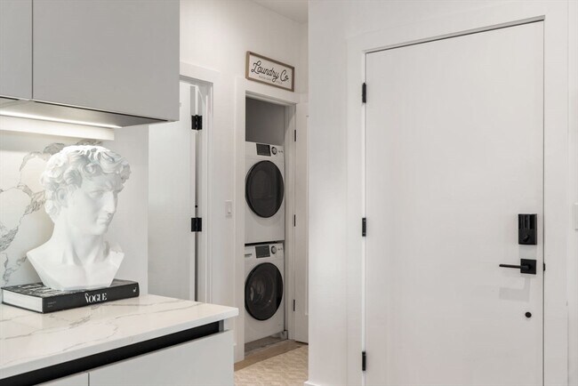 Building Photo - 75 W Broadway