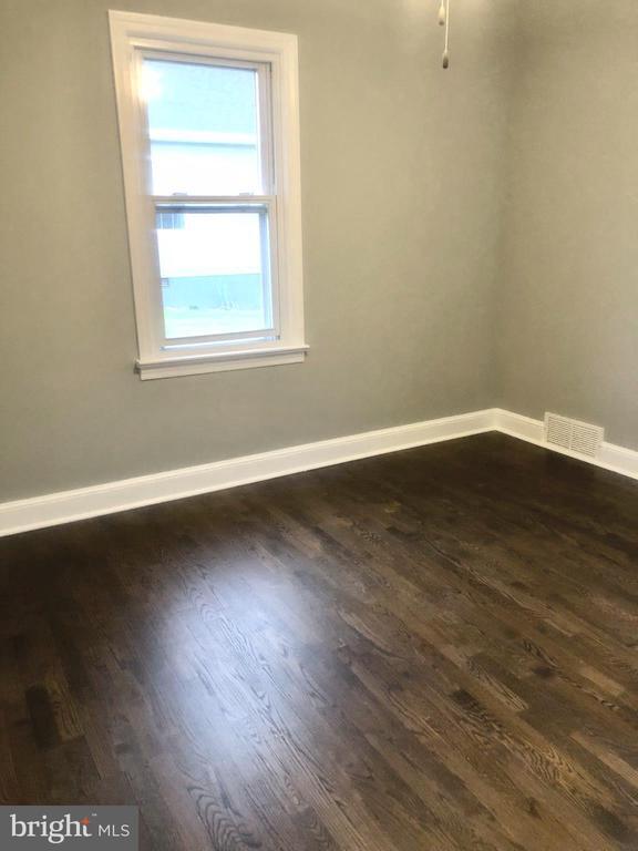 Building Photo - 102 S Whissen St