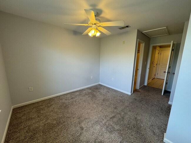 Building Photo - Available Now! 2 Bed/2 Bath in The Woodlands!