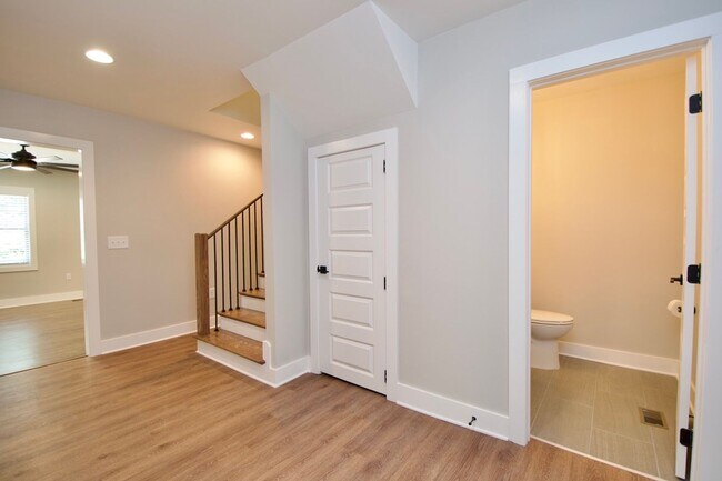 Building Photo - Now Leasing for Fall 2025! $1000 Per Bedro...