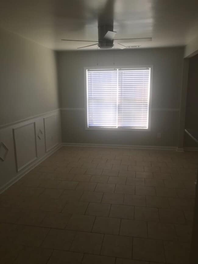 Building Photo - 3 Bedroom End Unit Townhome!
