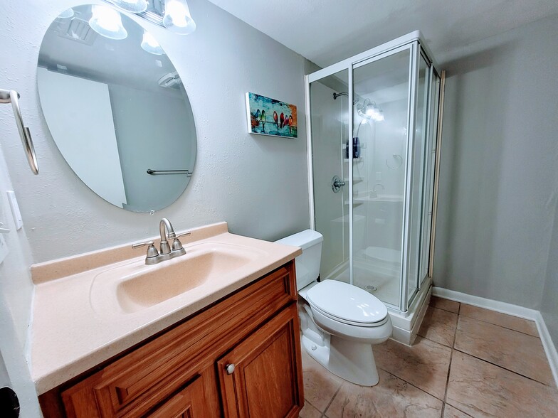 Ground Floor Bathroom - 11922 Congressional Dr