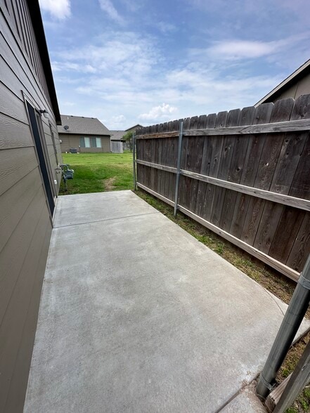 Building Photo - 4803 N Hillside Ct