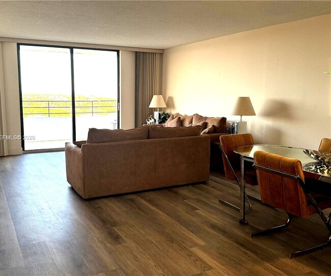 Building Photo - 2500 Parkview Dr