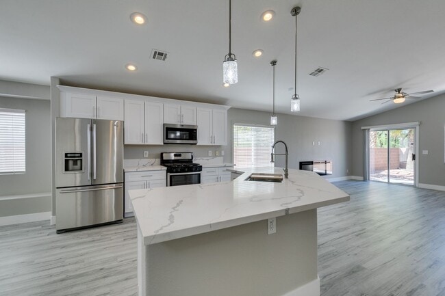 Building Photo - Completely upgraded 3 bedroom home in Macd...