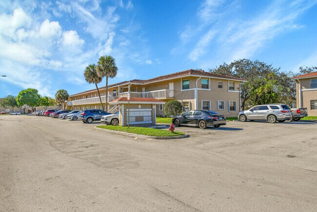 Building Photo - 906 Twin Lakes Dr