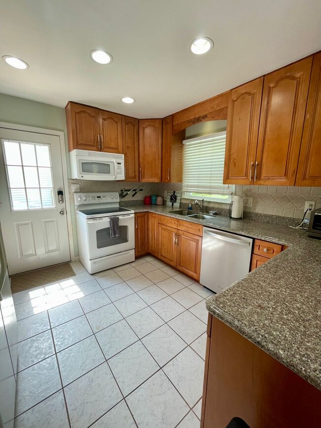 Building Photo - Adorable Home in Raeburn! 3Br/2BA