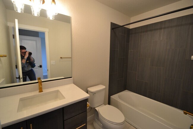 Building Photo - 2 Bedroom Home with VIEWS of the Mountains