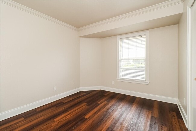 Building Photo - Spacious 4BR Home with Vaulted Ceilings, Fireplace & Large Backyard!