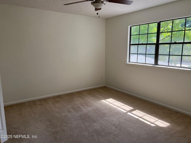 Building Photo - 3948 MEADOWVIEW Dr