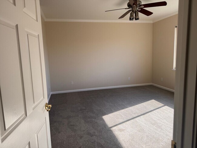 Building Photo - Freshly Painted 4-Bedroom Home