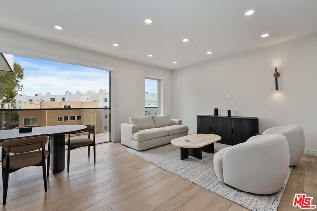 Building Photo - 505 S Barrington Ave