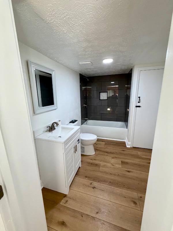 Building Photo - 711 W Eastland Ave