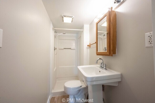 Building Photo - Charming 1-Bedroom Duplex with Modern Amenities in Mooresville!