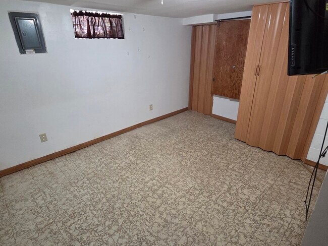 Building Photo - 2306 S 85th St