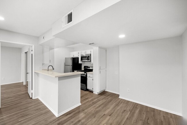 Interior Photo - 4432 Coldwater Canyon