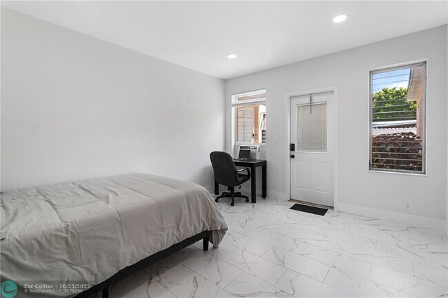 Building Photo - 811 SW 26th Ct