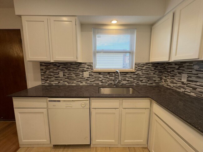 Building Photo - $500 OFF MOVE IN SPECIAL | Cozy Townhome in Quail Creek 2/2.5/2 Car Garage