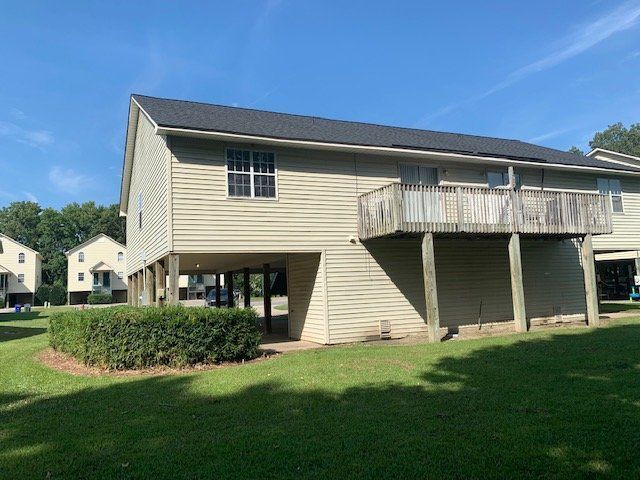 Building Photo - 2002 River Dr