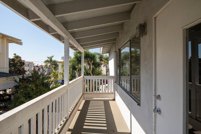 Building Photo - La Jolla / Village Area - Upstairs One Bedroom in the Village!
