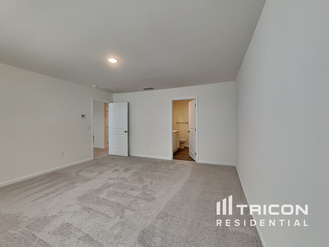 Building Photo - 208 Wild Daisy Wy