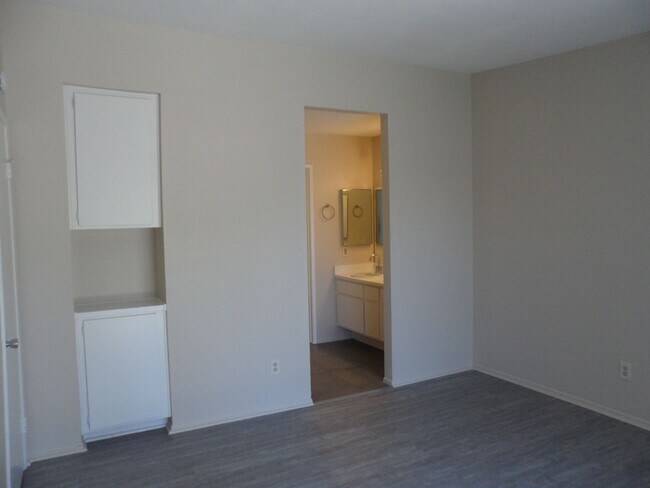 Building Photo - Spacious 2 Bed/2 Bath Home In Cathedral City!