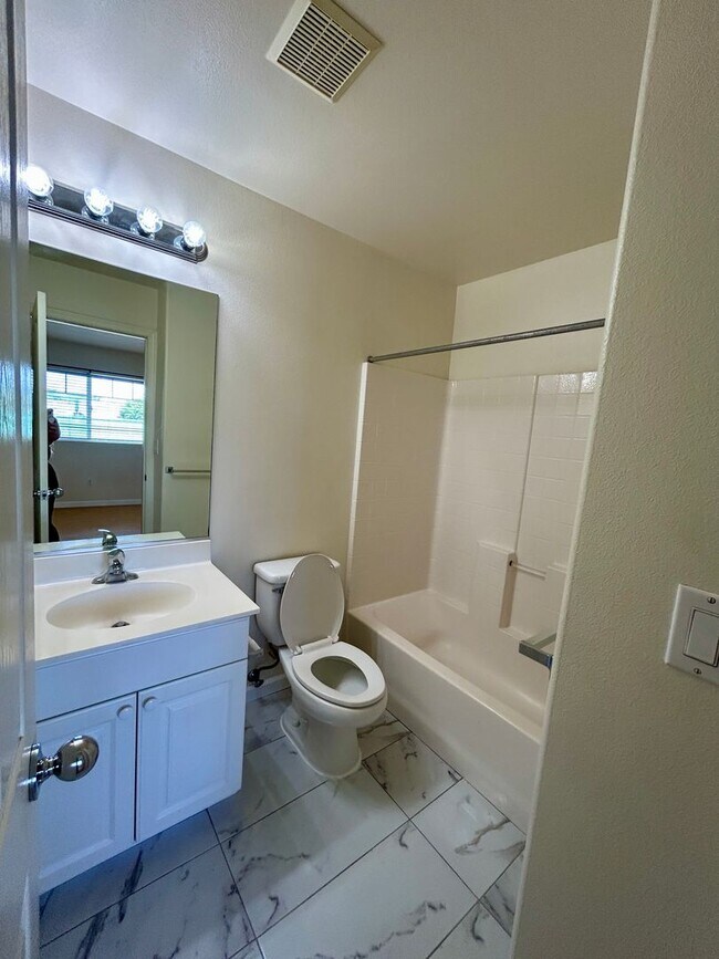 Building Photo - Spacious Townhouse with Central AC, Garage...