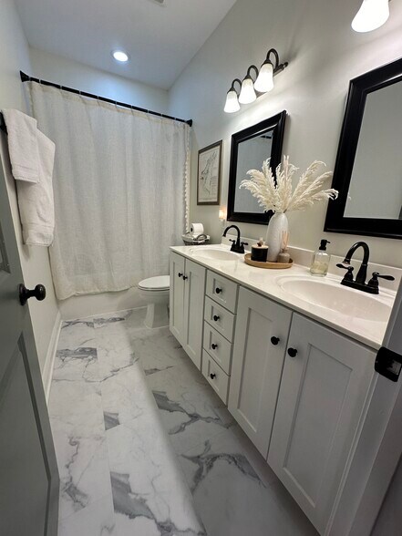 Guest Bath - 521 Capstone Dr