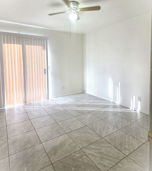 Building Photo - Cute 2 bedroom 1.75 bathroom