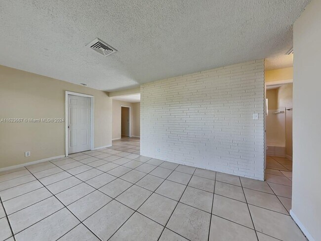 Building Photo - 5491 SW 6th St