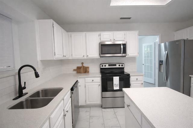 Building Photo - 2035 Lansdown Dr