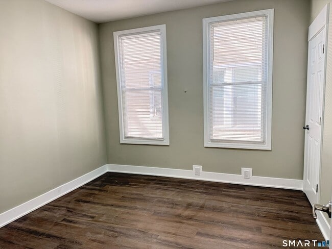 Building Photo - 876 Elm St