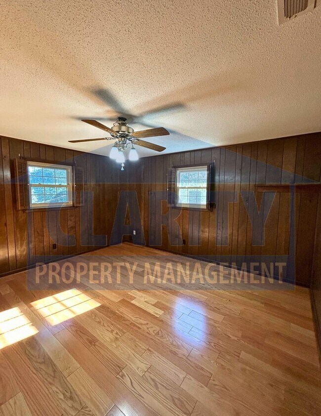 Building Photo - Charming two story home with garage and large yard!