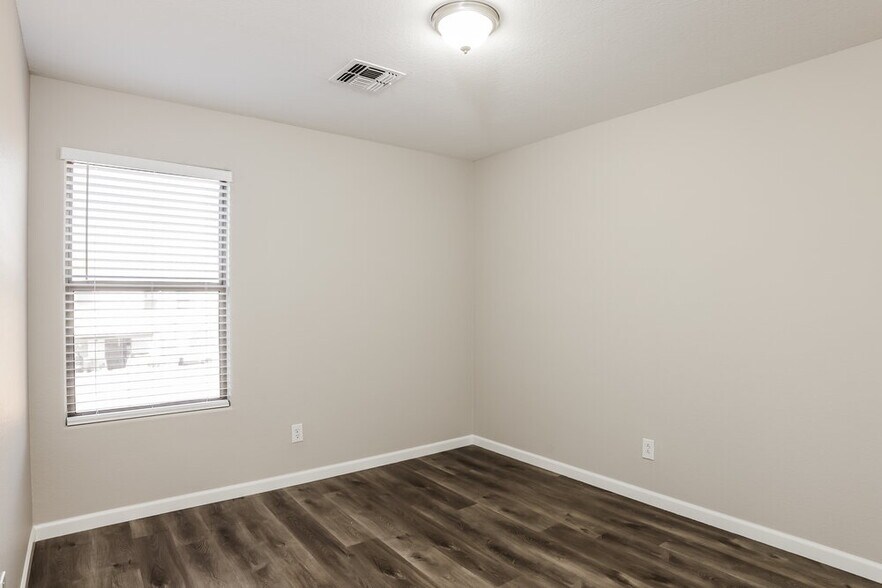 Building Photo - 2505 W Red Fox Rd