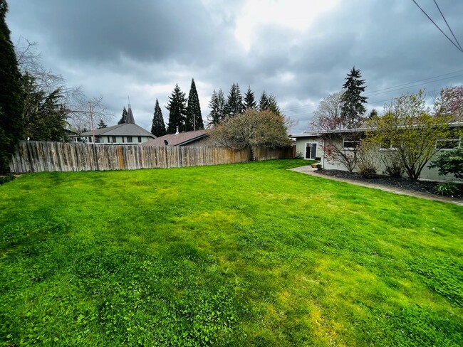 Building Photo - 4 Bedroom East Bremerton with Large Yard